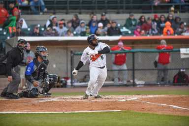 Long Island Ducks inician temporada con triunfo y homenaje a ex coach