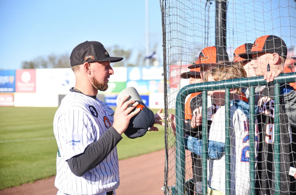 Long Island Ducks inician temporada con triunfo y homenaje a ex coach