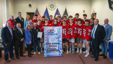 East Islip Chiefs campeón estatal de hockey brilla en torneo escolar nacional