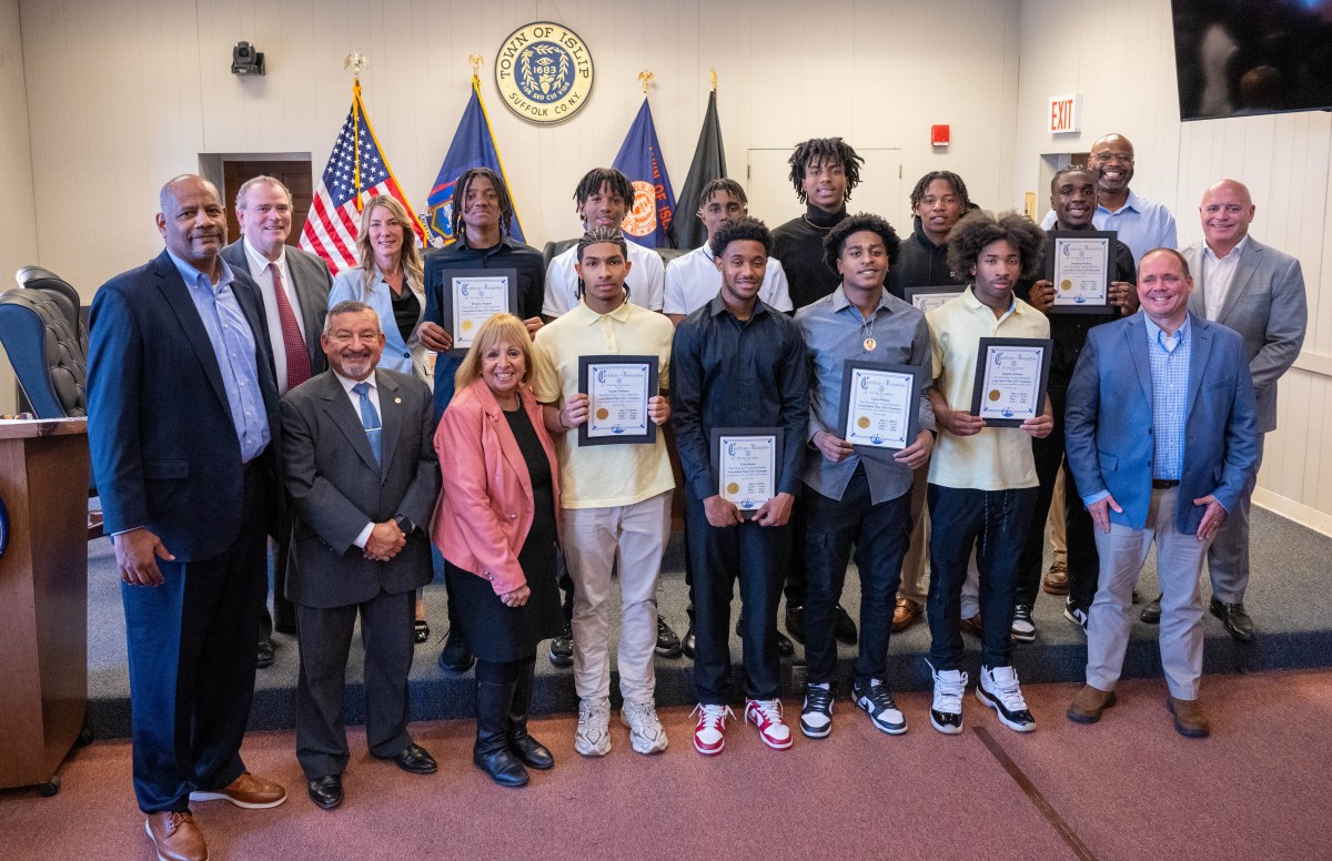 Homenaje a equipo de Bay Shore campeón de baloncesto escolar