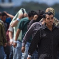 La mitad de los estadounidenses apoya la deportación masiva de migrantes, según un sondeo