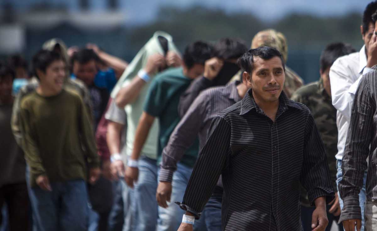 La mitad de los estadounidenses apoya la deportación masiva de migrantes, según un sondeo