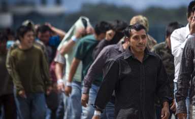 La mitad de los estadounidenses apoya la deportación masiva de migrantes, según un sondeo