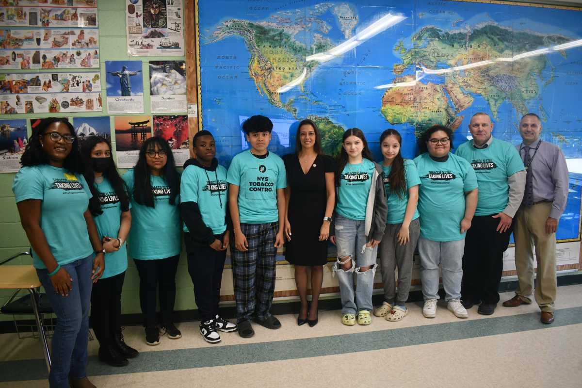 Estudiantes de Brentwood y senadora Martínez alertan sobre los peligros del vapeo y tabaco que hacen adictos a los jóvenes