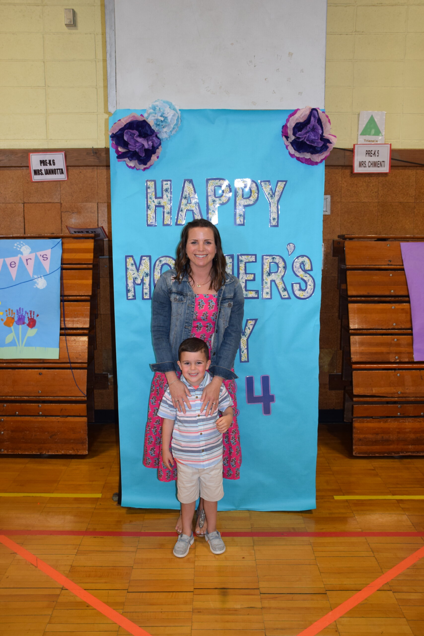 Linda celebración del Día de la Madre en la Escuela Primaria Northeast en Amityville