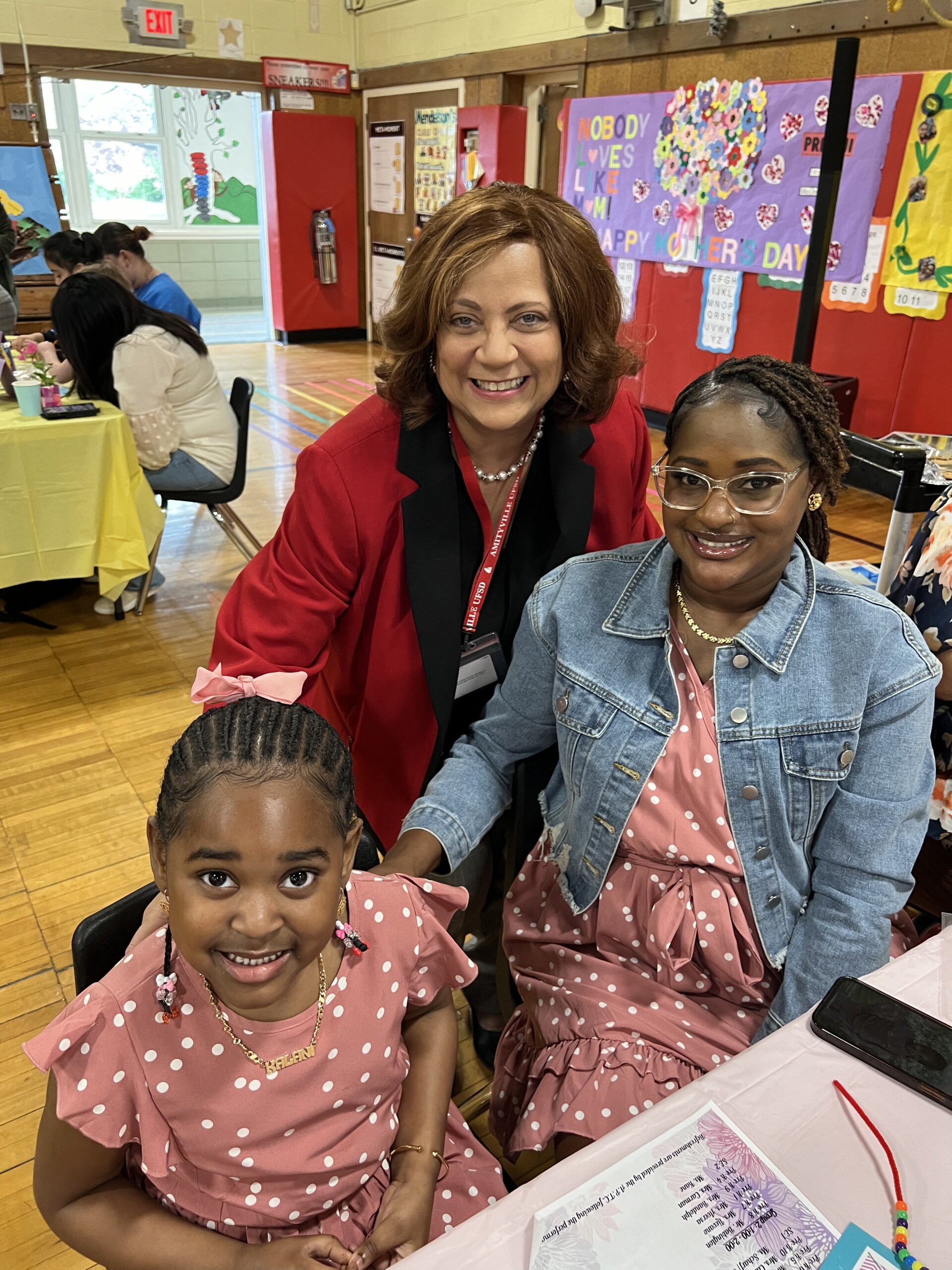 Linda celebración del Día de la Madre en la Escuela Primaria Northeast en Amityville