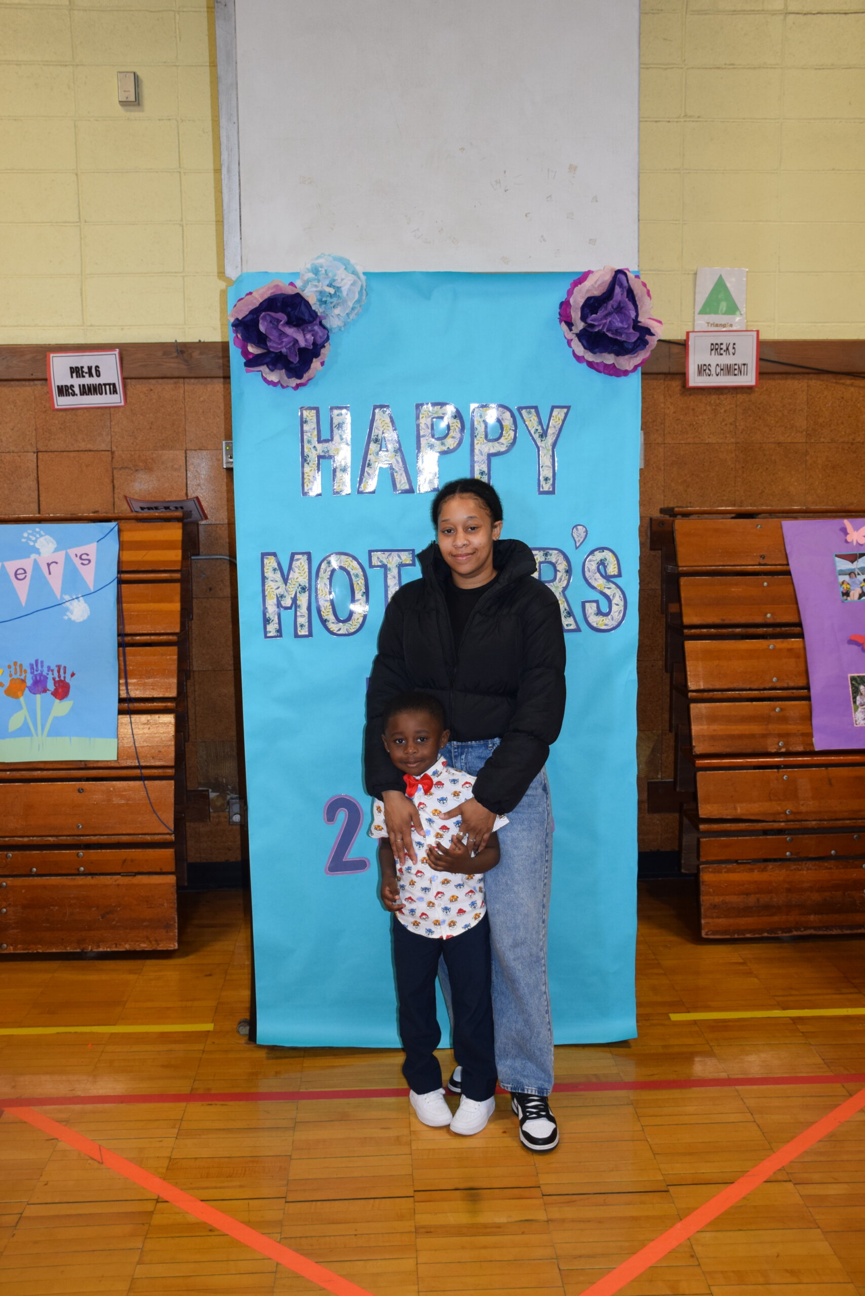 Linda celebración del Día de la Madre en la Escuela Primaria Northeast en Amityville