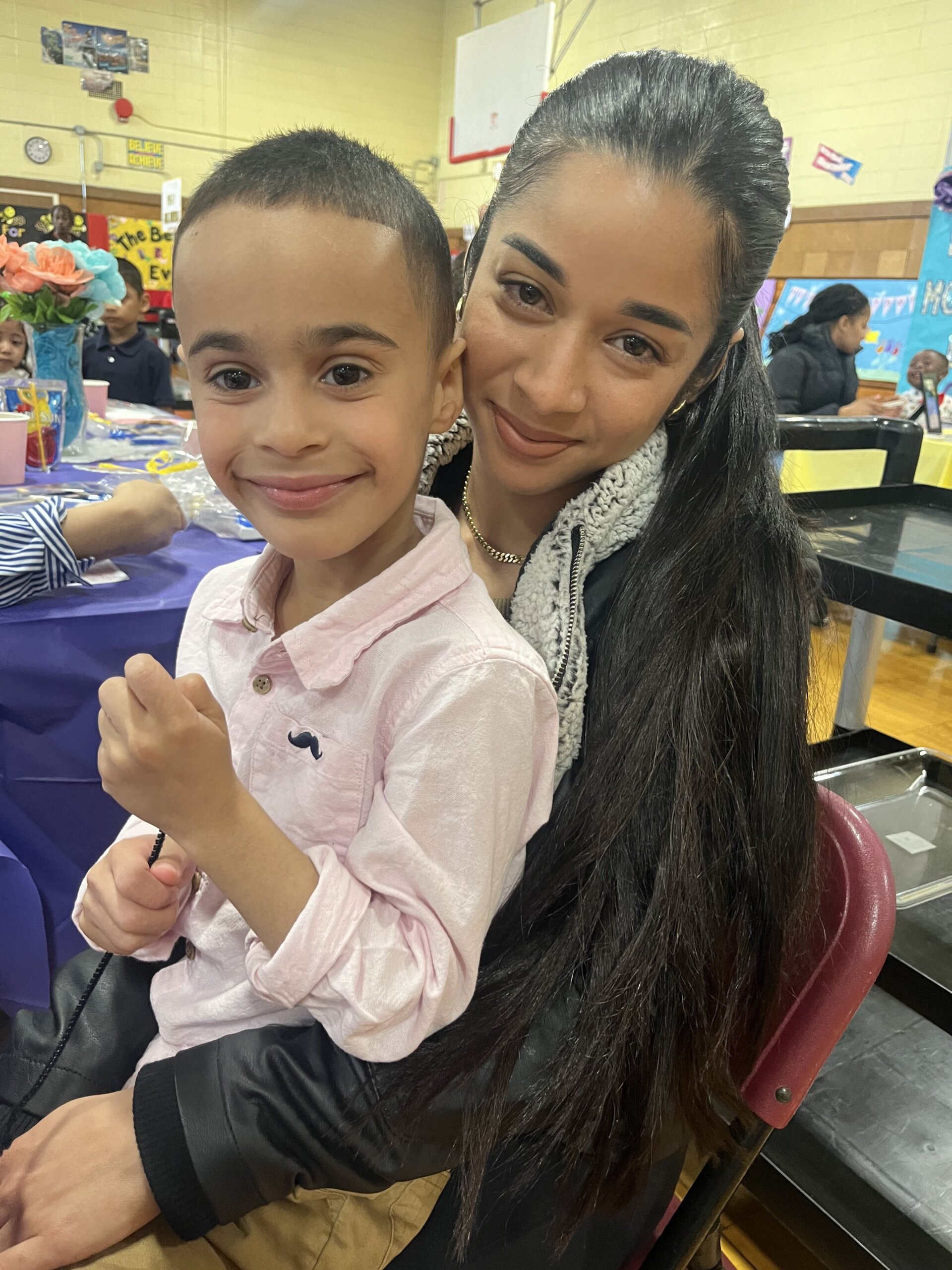 Linda celebración del Día de la Madre en la Escuela Primaria Northeast en Amityville