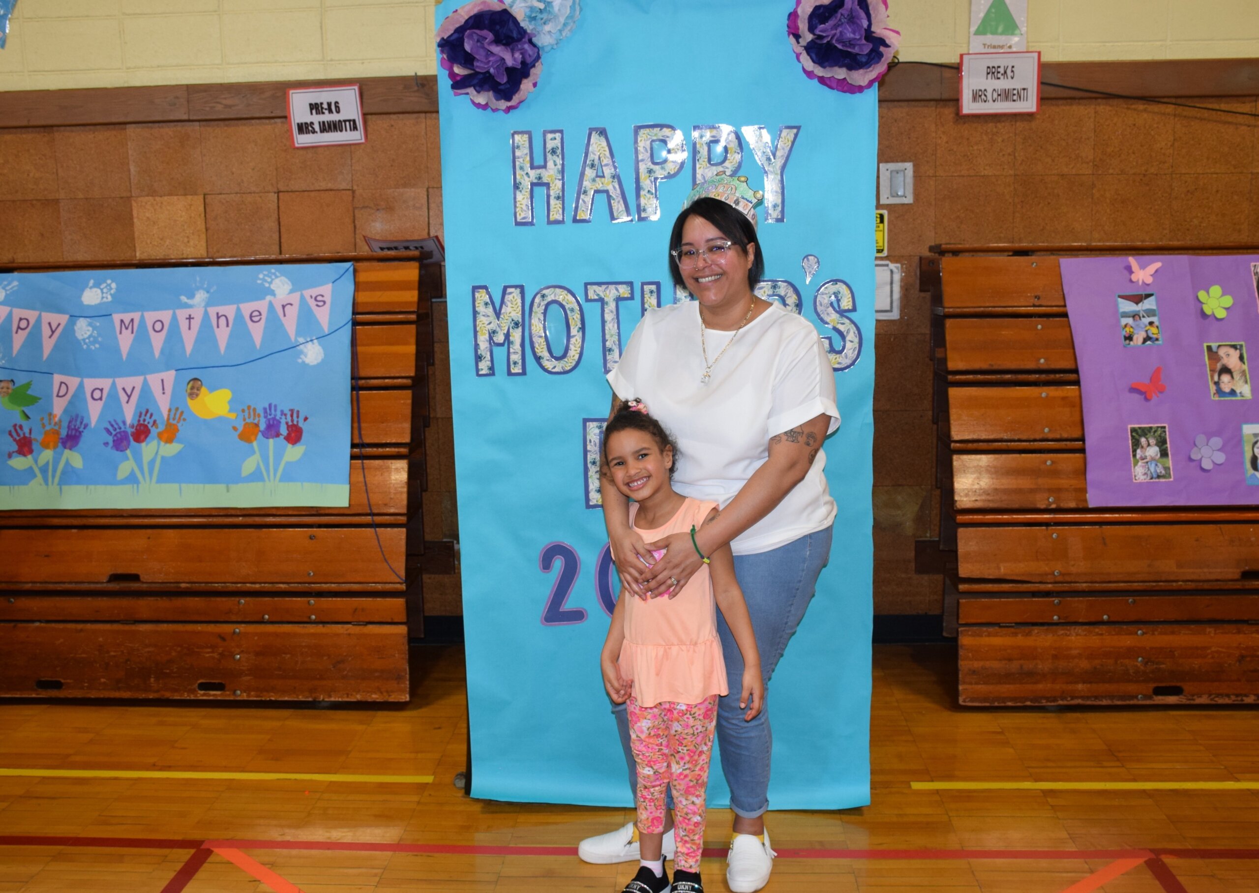 Linda celebración del Día de la Madre en la Escuela Primaria Northeast en Amityville