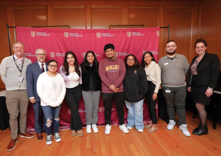 Crece la población estudiantil hispana de Molloy University, nombrada Institución de Servicios Hispanos (HSI)