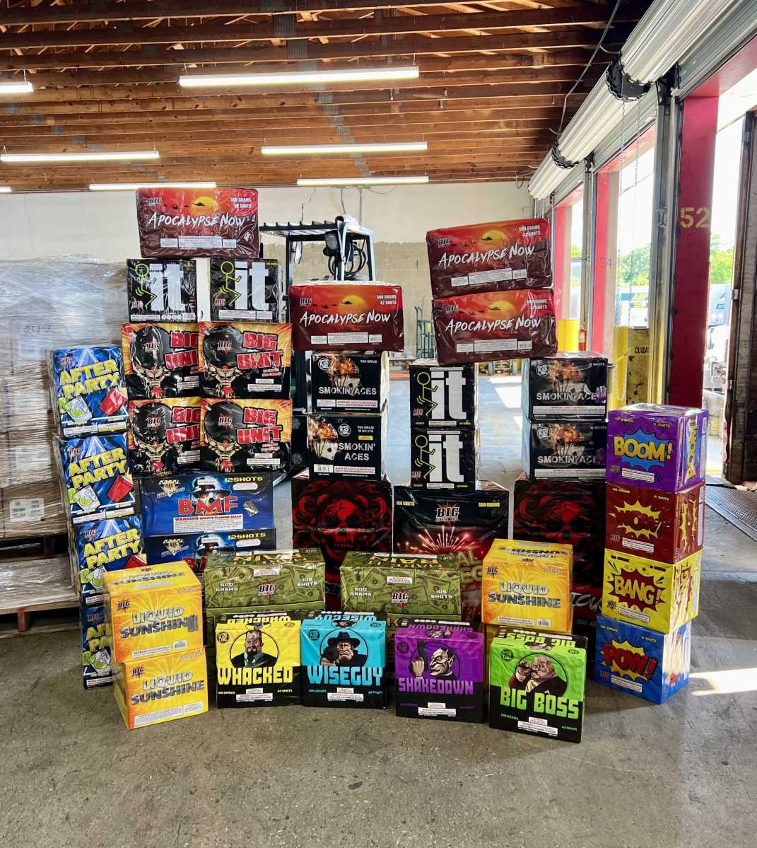 La policía de Suffolk incauta 1.500 fuegos artificiales en almacén de envío