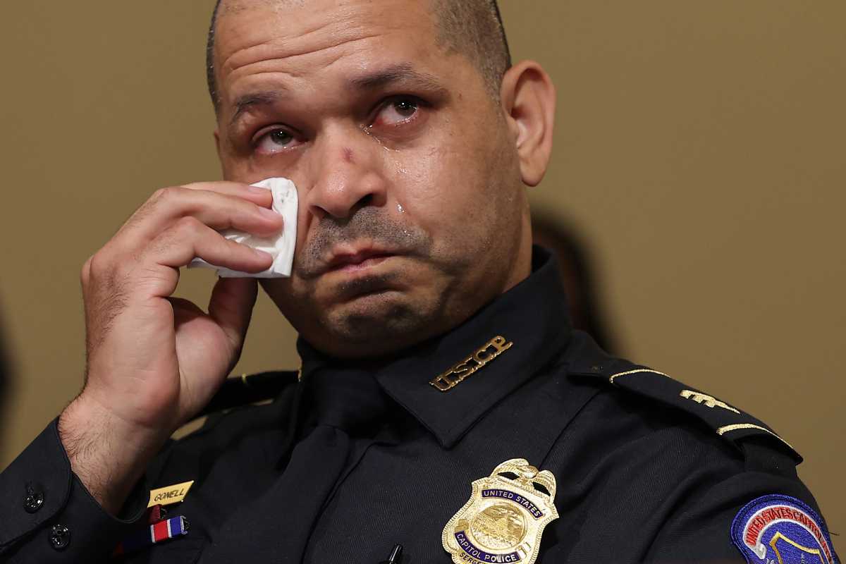 'Trump nos traicionó' ... El policía hispano que defendió el Capitolio ahora hace campaña por Biden