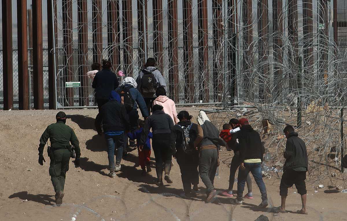 Latinos quieren de Biden y Trump castigo a 'coyotes'