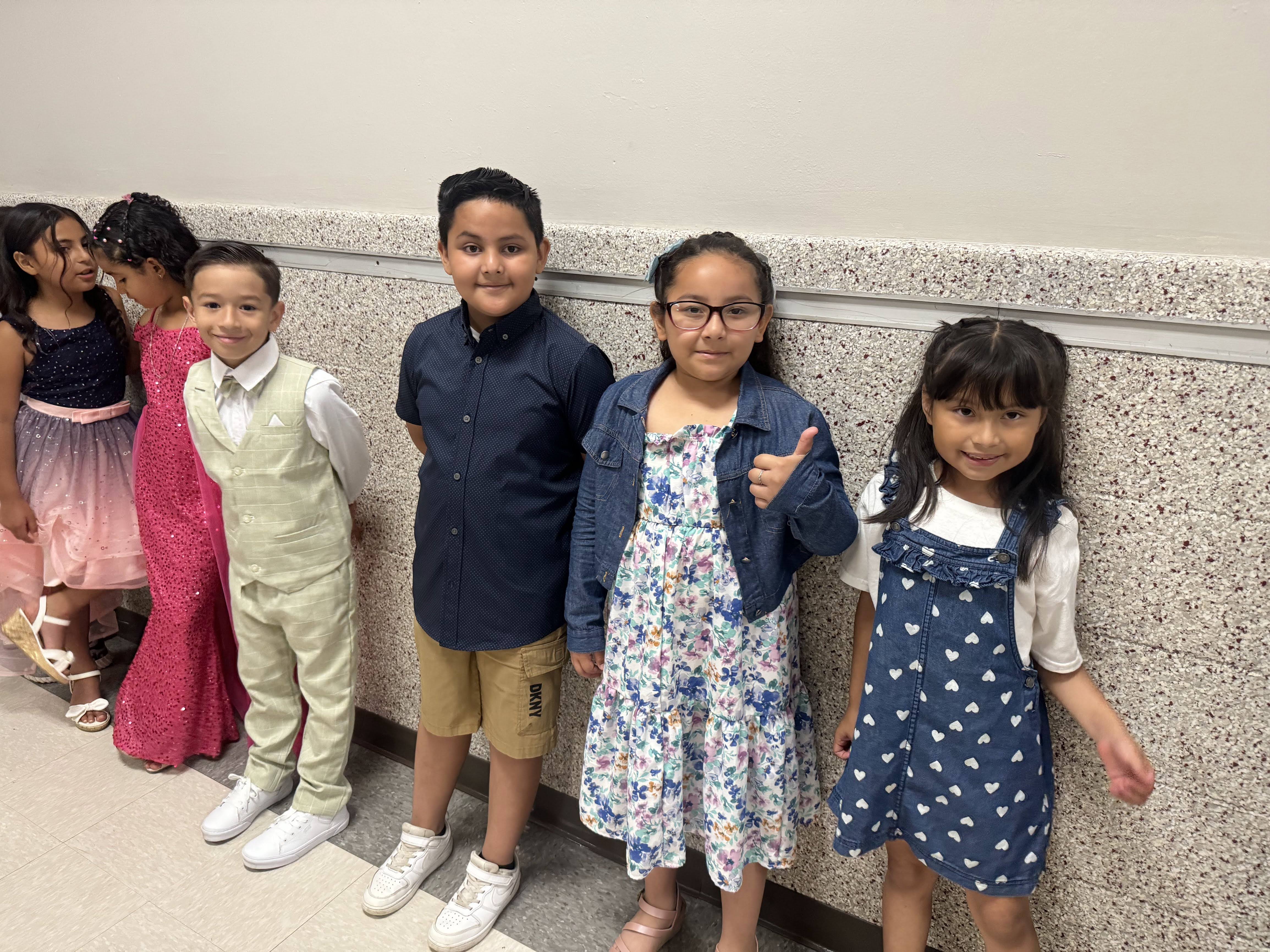 Estudiantes de primaria de Amityville celebran su ascenso escolar