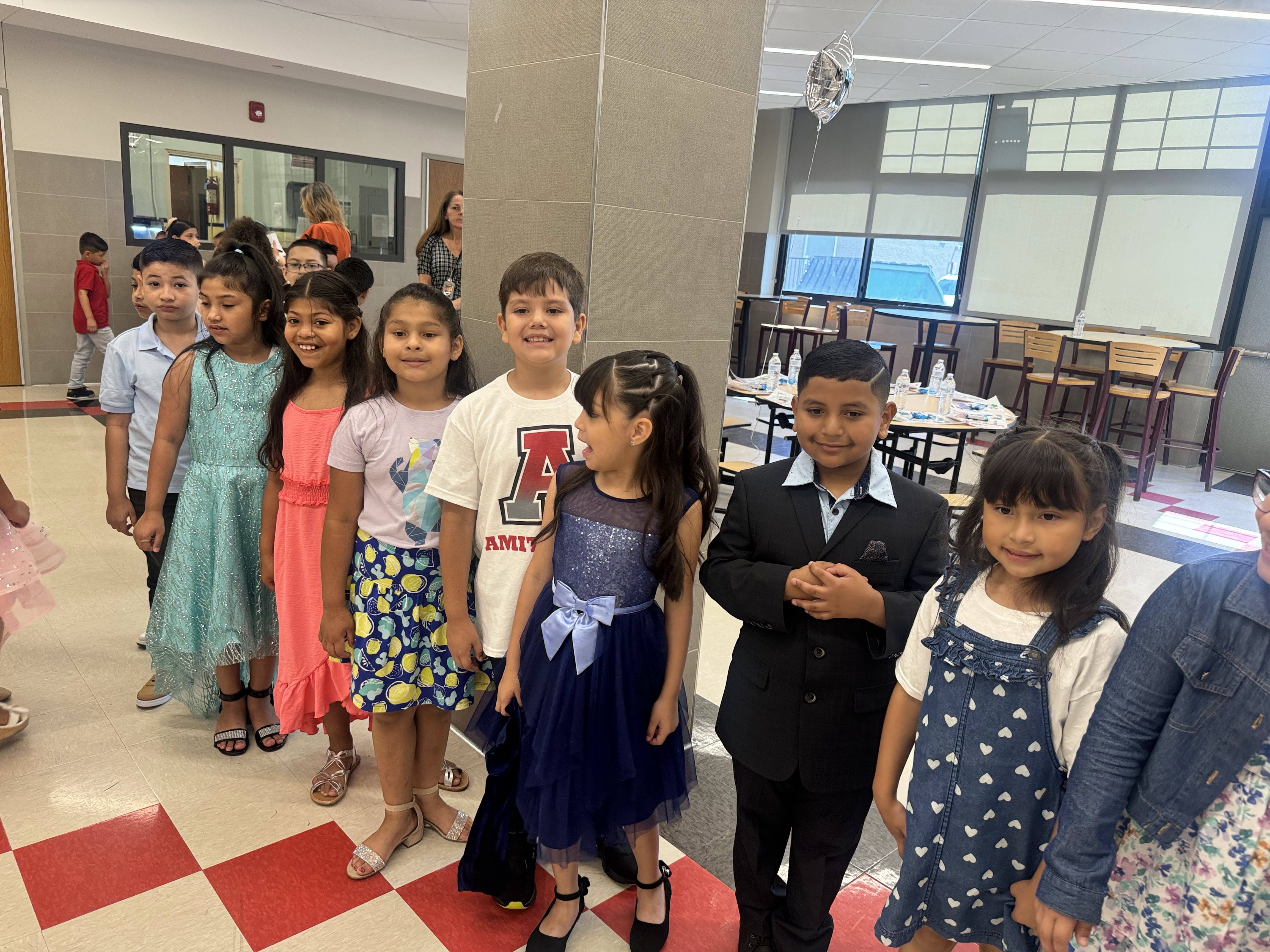 Estudiantes de primaria de Amityville celebran su ascenso escolar