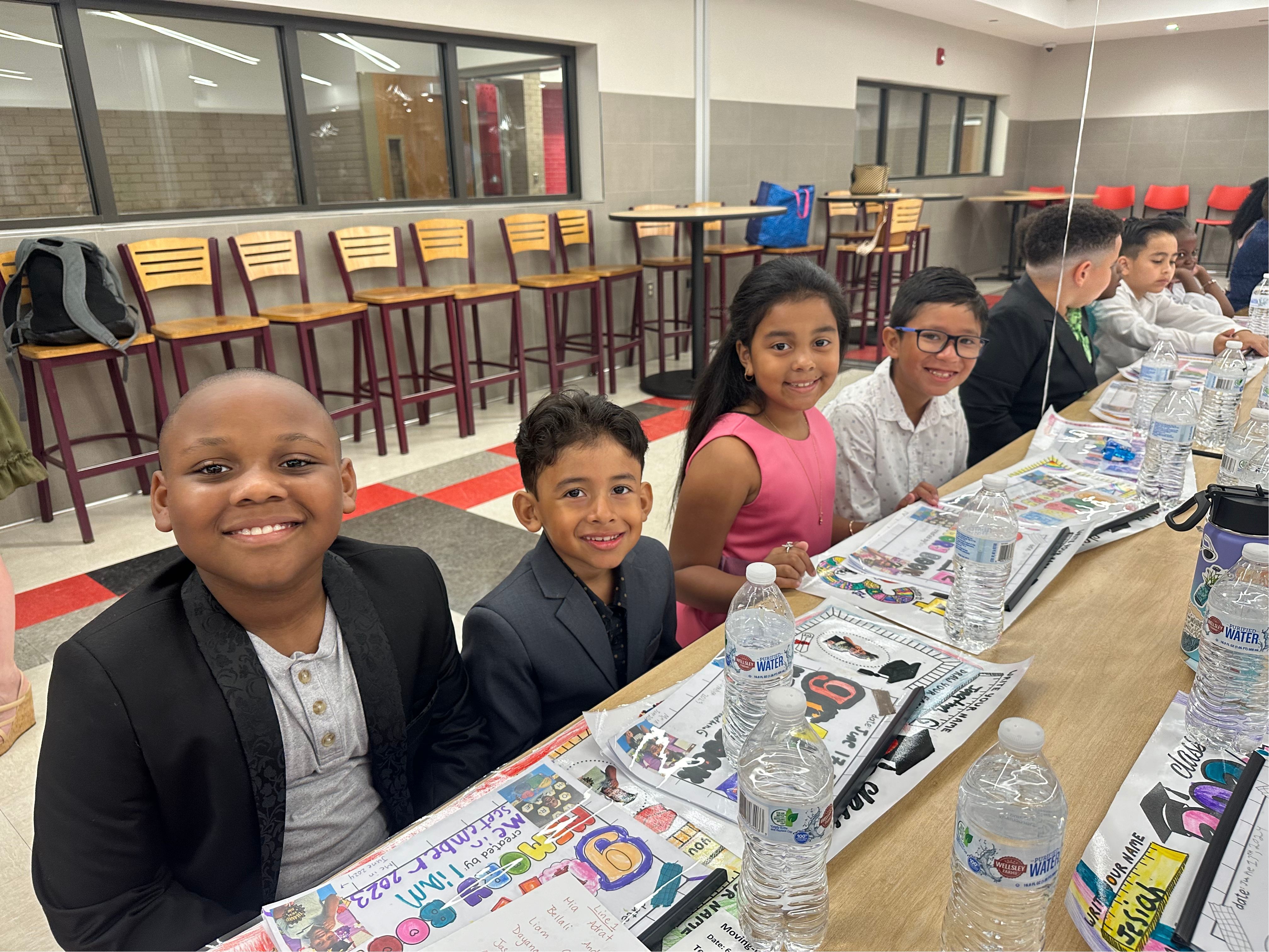 Estudiantes de primaria de Amityville celebran su ascenso escolar