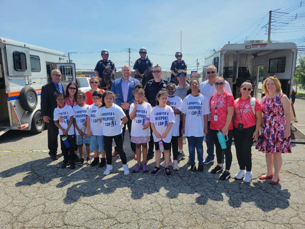Legisladores Mulé y Koslow celebran el Día Adopta un Policía de Freeport
