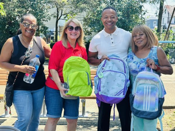 Activan la temporada de regreso a clases entregando útiles escolares y mochilas