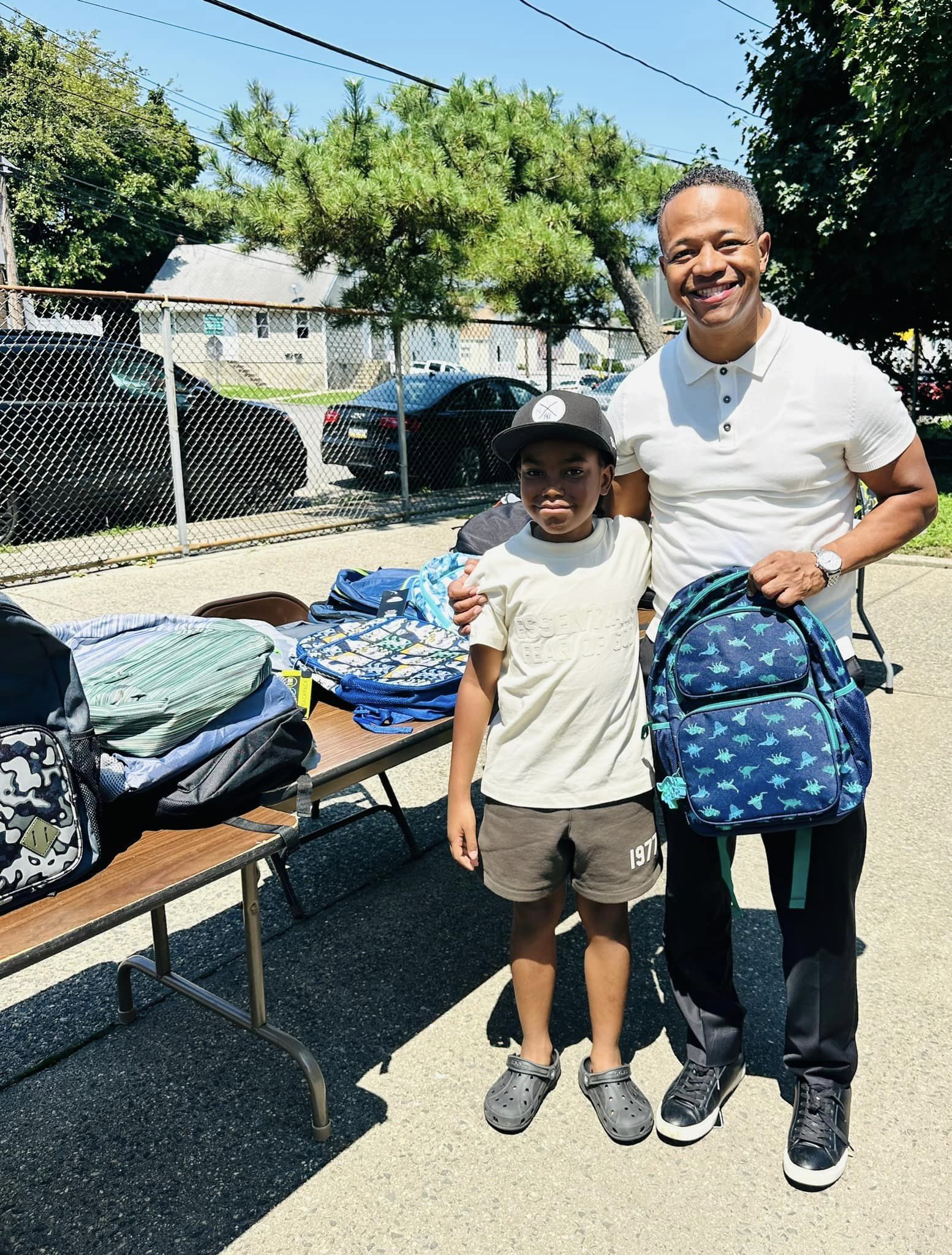 Activan la temporada de regreso a clases entregando útiles escolares y mochilas
