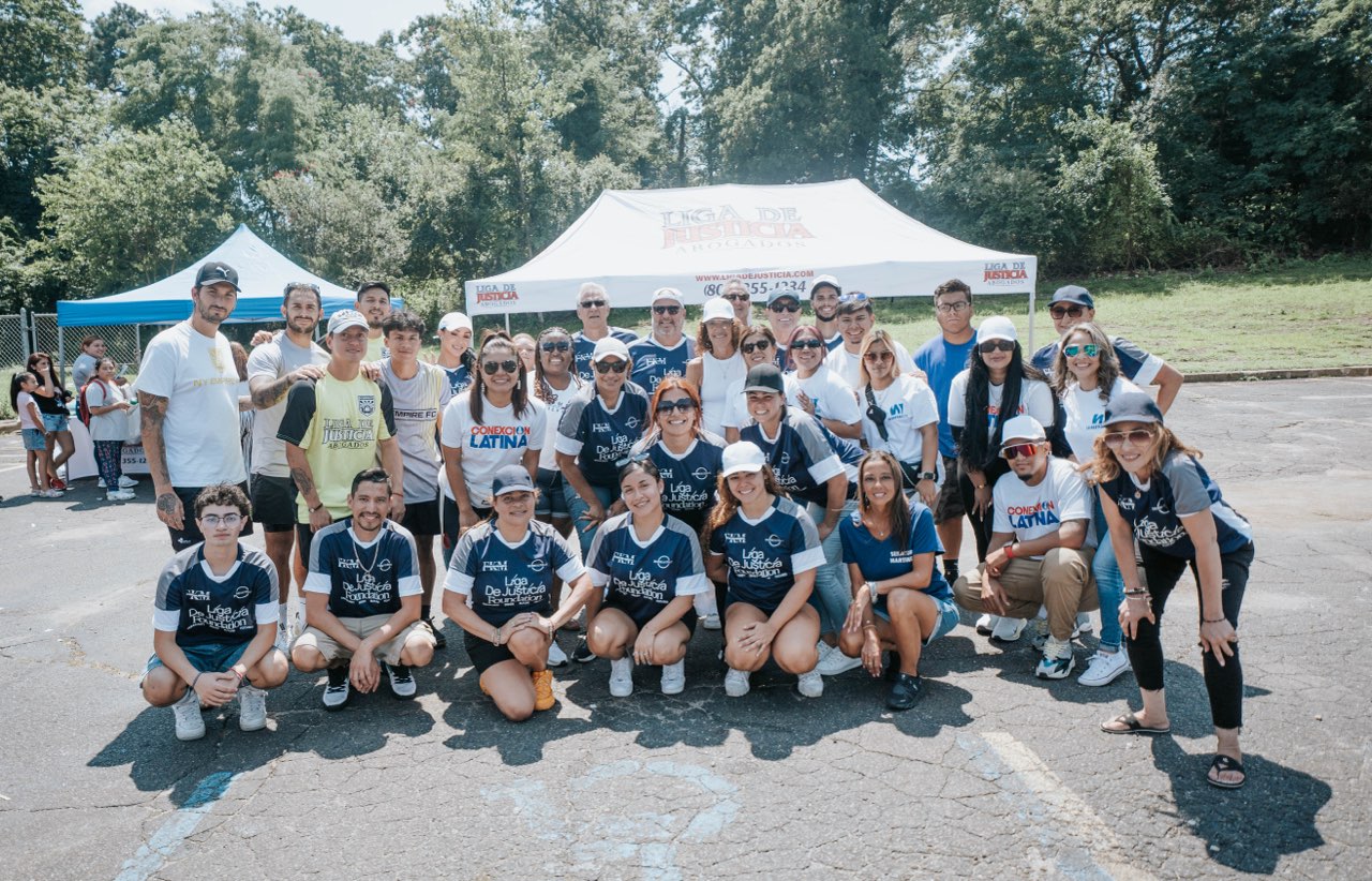Senadora Martínez y Liga de Justicia Abogados regalaron mochilas y útiles escolares en Brentwood