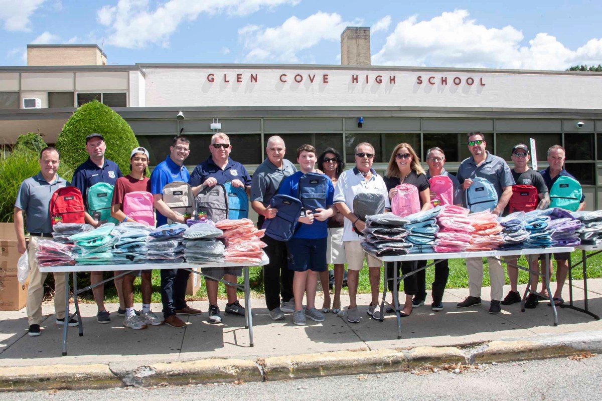 Regalan 500 mochilas para el regreso a clases en Glen Cove