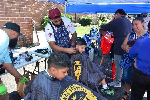 Senadora Martínez y Liga de Justicia Abogados regalaron mochilas y útiles escolares en Brentwood