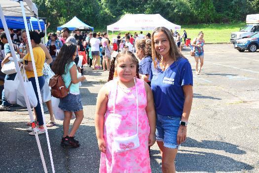 Senadora Martínez y Liga de Justicia Abogados regalaron mochilas y útiles escolares en Brentwood