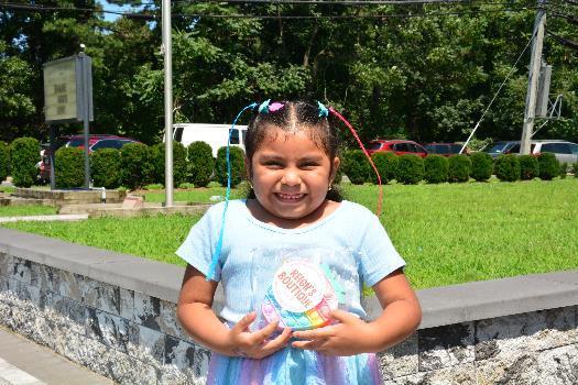 Senadora Martínez y Liga de Justicia Abogados regalaron mochilas y útiles escolares en Brentwood