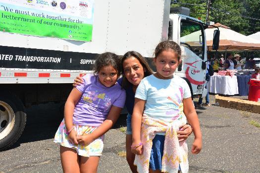 Senadora Martínez y Liga de Justicia Abogados regalaron mochilas y útiles escolares en Brentwood
