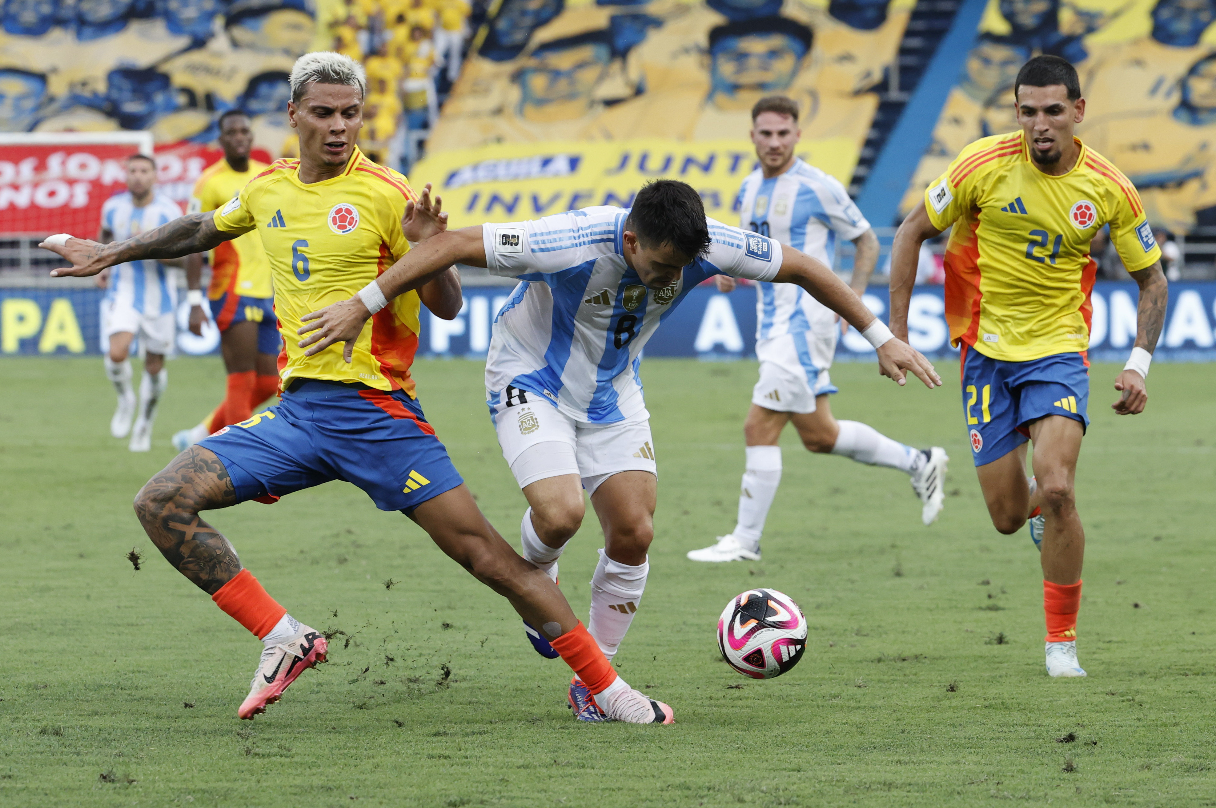 James conduce a Colombia para tumbarse a Argentina líder de las Eliminatorias
