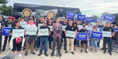 Manifestantes pro-Trump y anti-Trump intercambian críticas afuera del Coliseo de Nassau