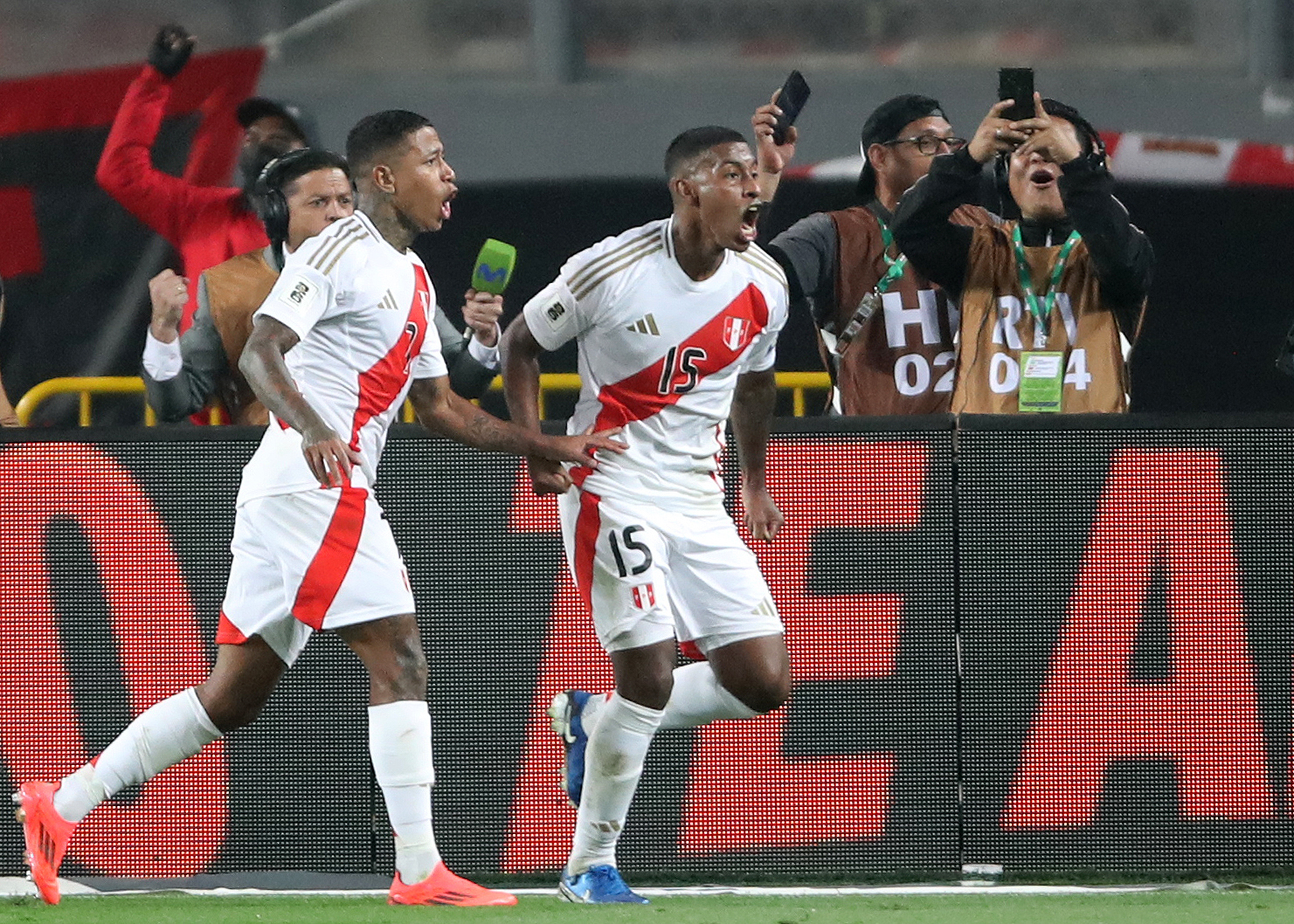 ¡Viven! Perú derrota 1-0 a Uruguay con gol salvador de Araujo