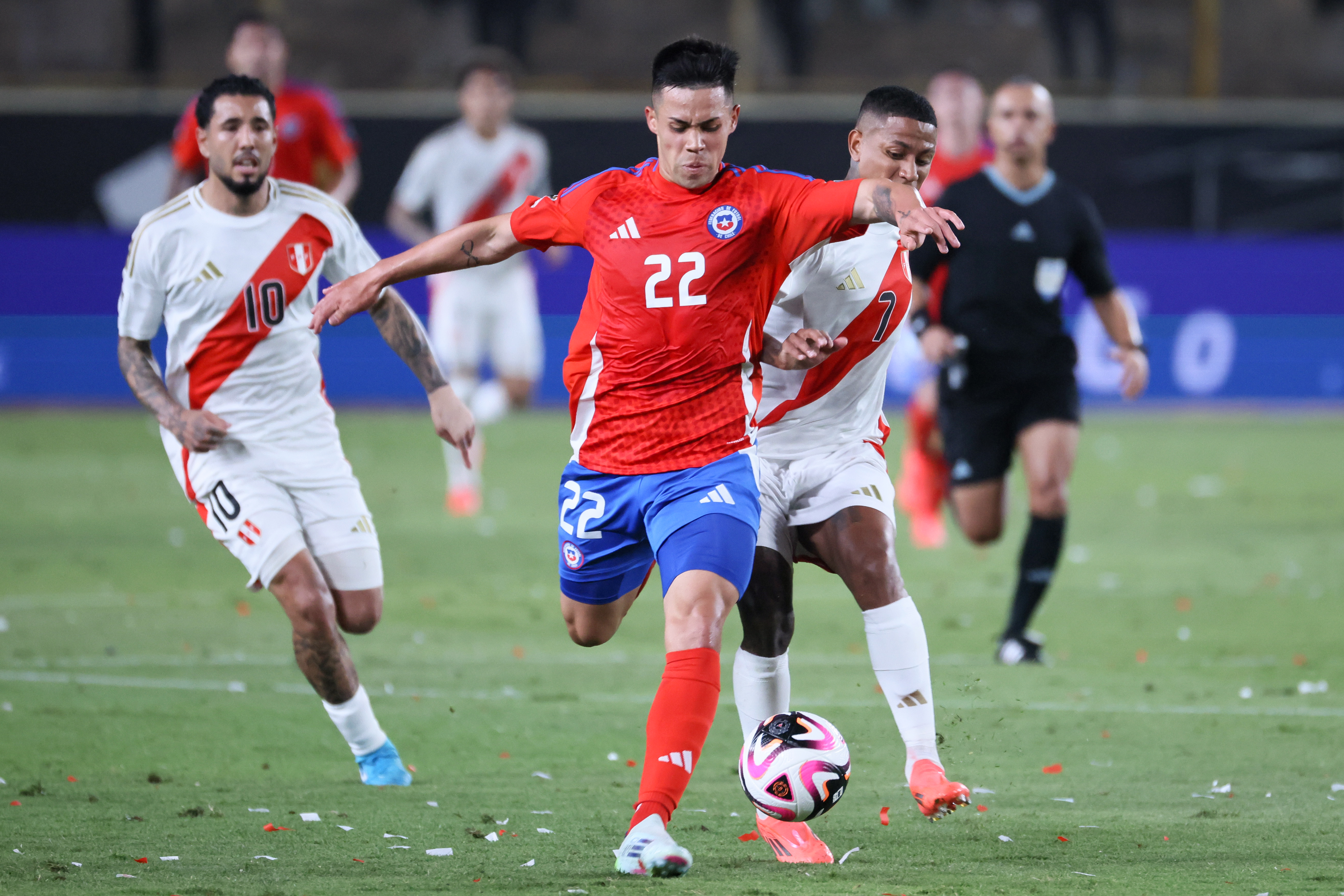 Perú y Chile empatan sin goles ratificando porqué están casi eliminados