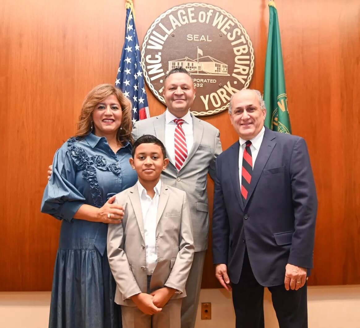 Pedro Quintanilla asume como primer concejal hispano en Westbury
