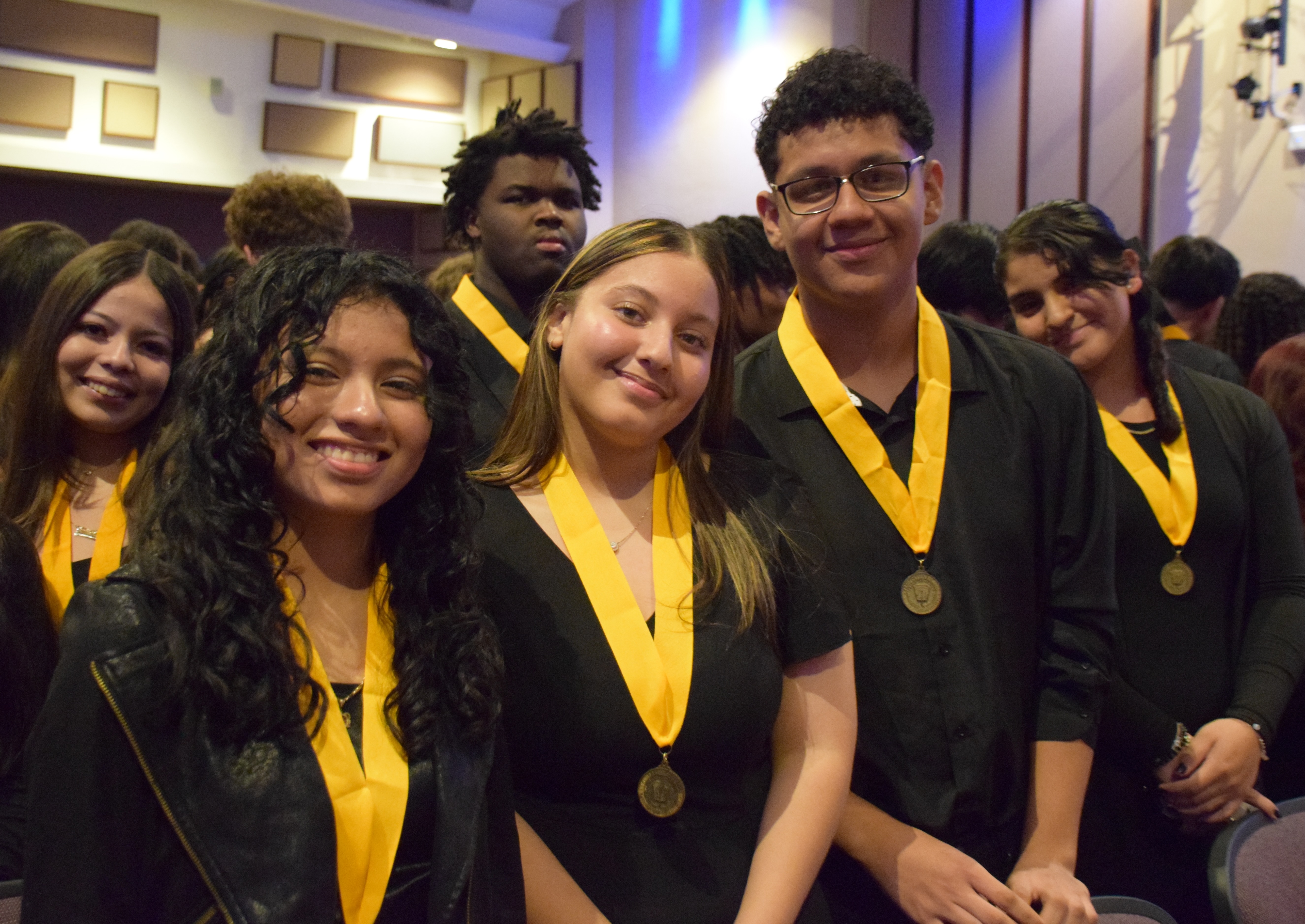 La Sociedad Nacional de Honor de Freeport High School incorpora a nuevos miembros