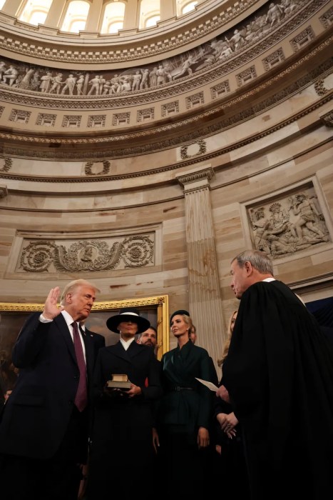 WASHINGTON, DC – 20 DE ENERO: El presidente electo de Estados Unidos, Donald Trump, toma juramento ante el presidente de la Corte Suprema de Estados Unidos, John Roberts, durante las ceremonias de investidura en la Rotonda del Capitolio de Estados Unidos el 20 de enero de 2025 en Washington, DC. Donald Trump asume su segundo mandato como el 47º presidente de los Estados Unidos.