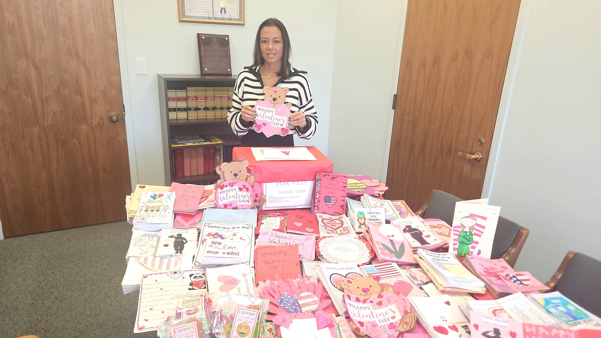 Tarjetas con amor : Senadora Martínez y estudiantes muestran su aprecio por los Veteranos y los Adultos Mayores