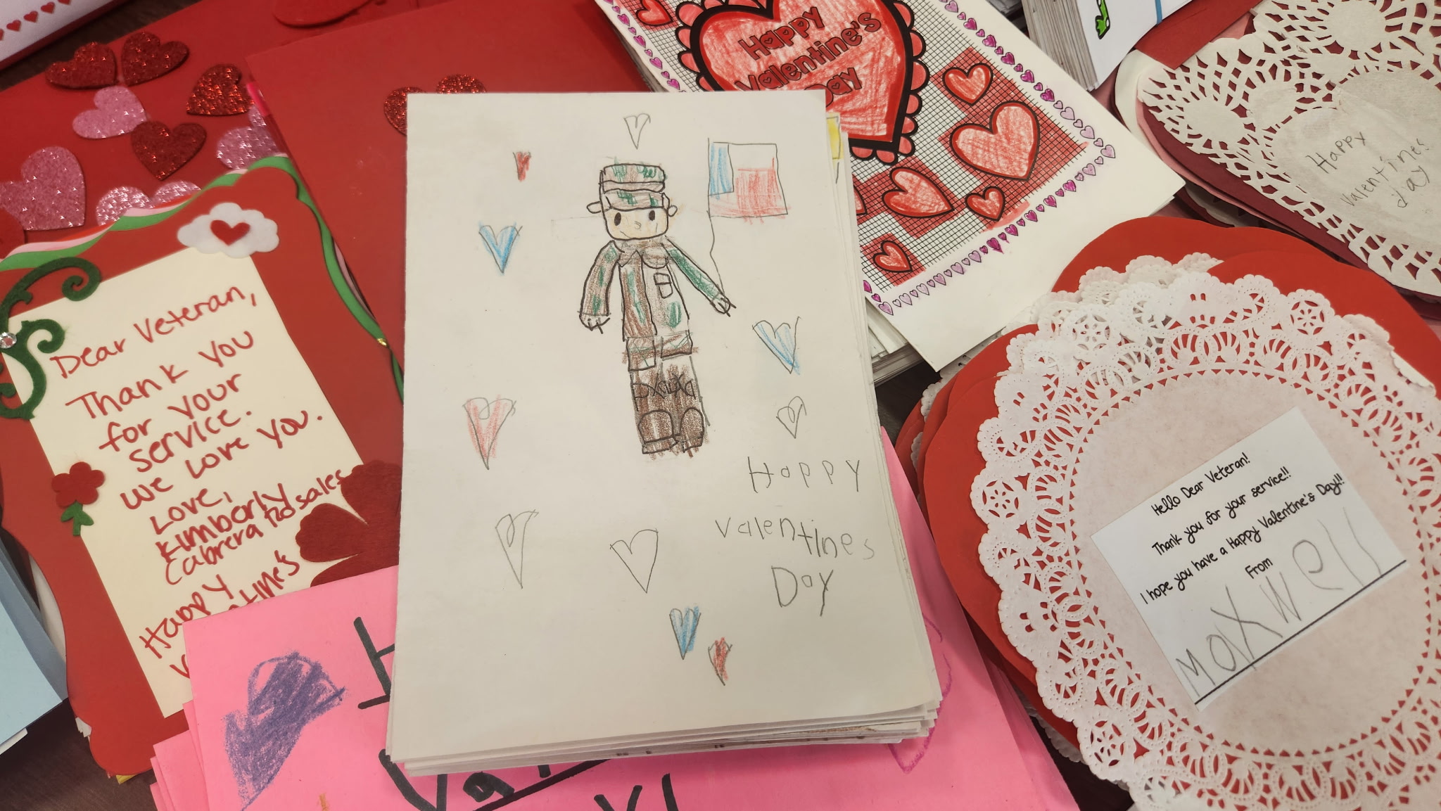 Tarjetas con amor : Senadora Martínez y estudiantes muestran su aprecio por los Veteranos y los Adultos Mayores