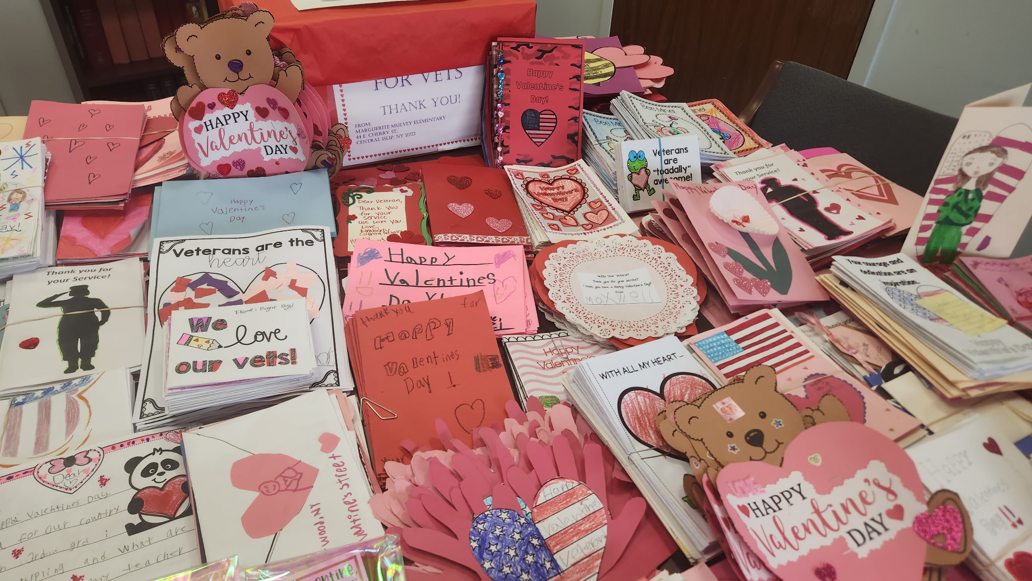 Tarjetas con amor : Senadora Martínez y estudiantes muestran su aprecio por los Veteranos y los Adultos Mayores