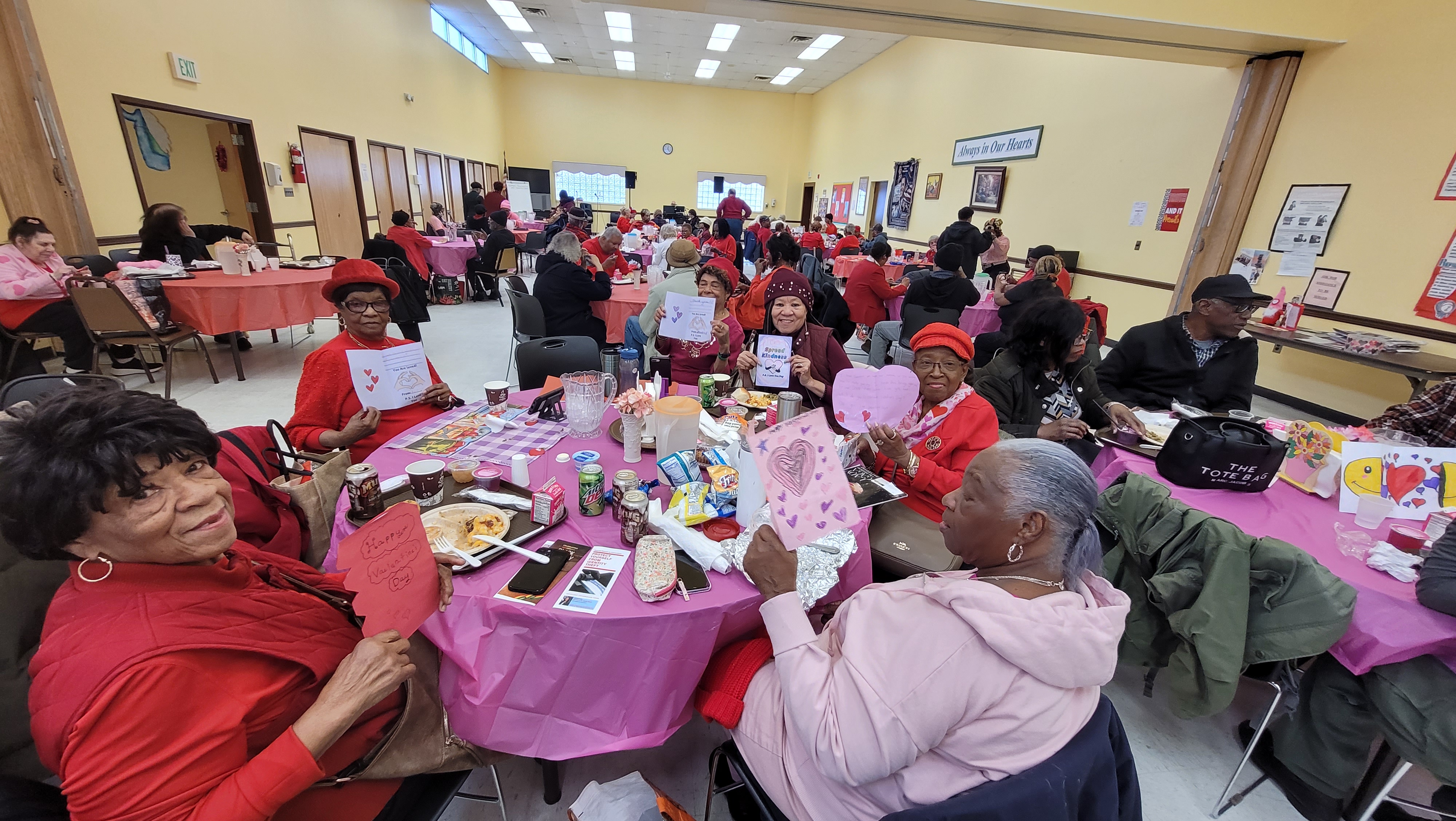 Tarjetas con amor : Senadora Martínez y estudiantes muestran su aprecio por los Veteranos y los Adultos Mayores