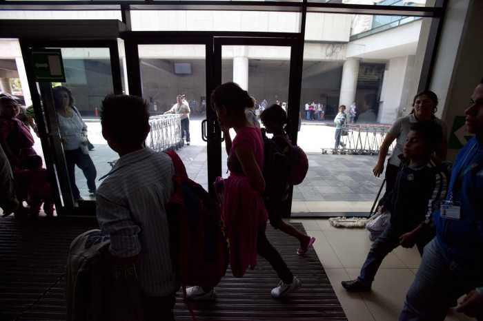 Trump advierte a indocumentados que se "autodeporten" antes de ser arrestados