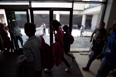 Trump advierte a indocumentados que se "autodeporten" antes de ser arrestados