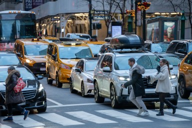 El nuevo peaje para ingresar a Manhattan recauda 100 millones en solo dos meses