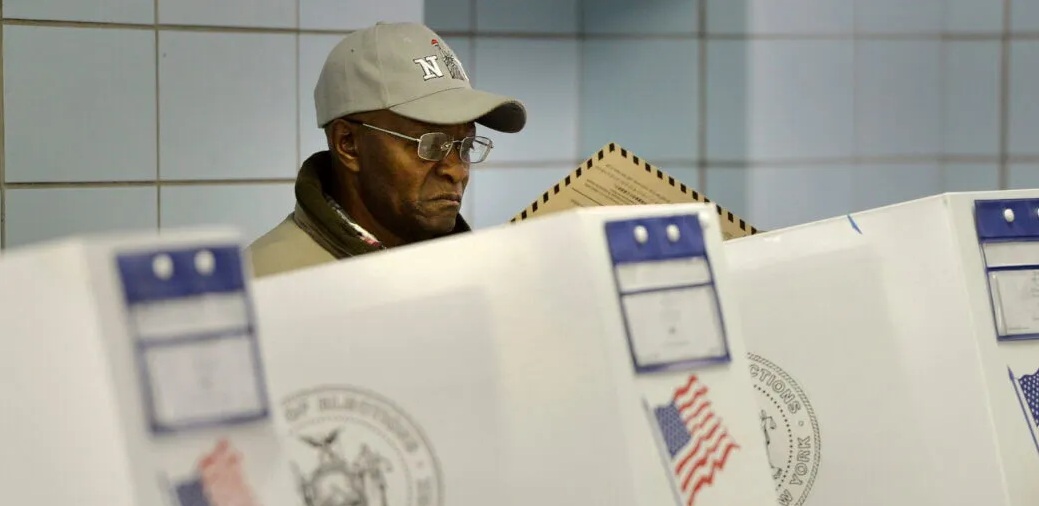 Trump firma una orden ejecutiva que exige prueba de ciudadanía para votar