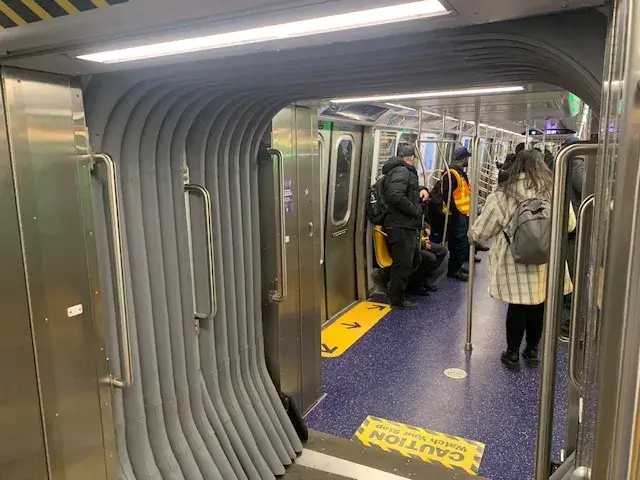 La línea G estrena su primer tren sin puertas entre vagones – Noticia NY