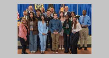 Ceremonia de logros estudiantiles en Islip reconoce a becarios locales