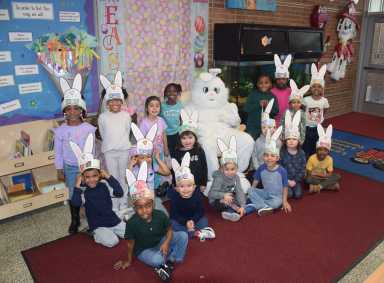 El Conejo de Pascua visita a la Escuela Primaria Northeast en Amityville
