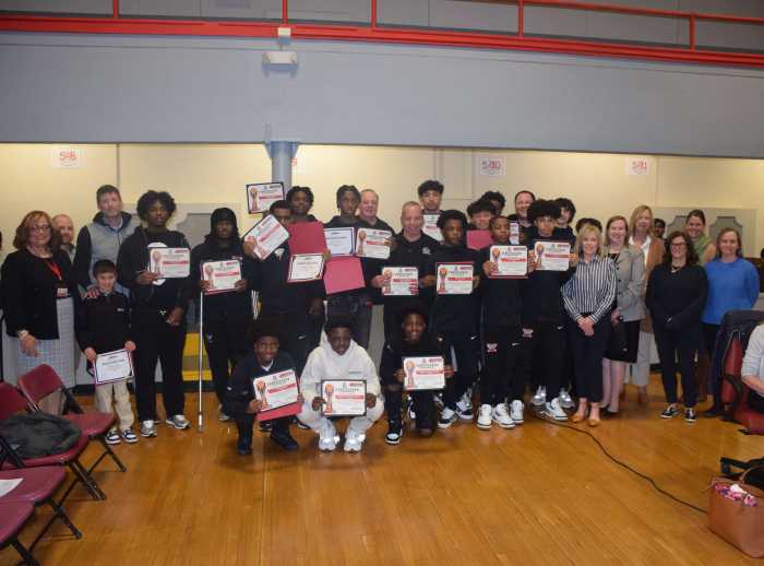 Escuela de Amityville campeón de baloncesto en histórica temporada