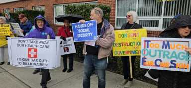 Protesta en Long Island exige justicia fiscal frente a oficinas de congresistas LaLota y Garbarino