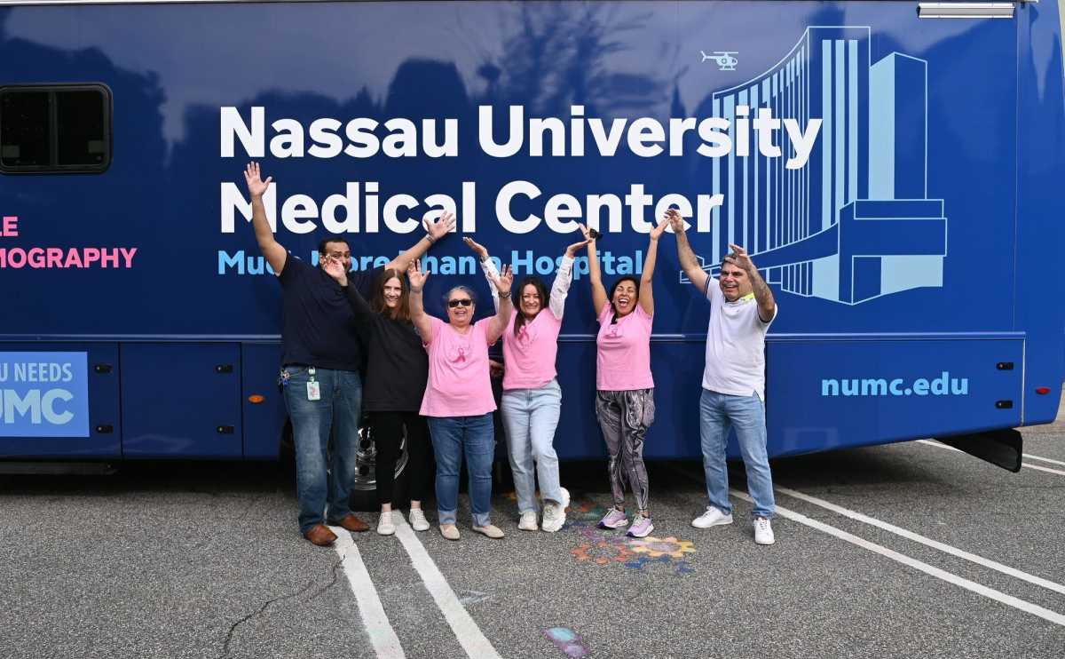 Celebran en Long Island la inauguración de nuevo camión de mamografías gratis con jornada de salud para mujeres latinas